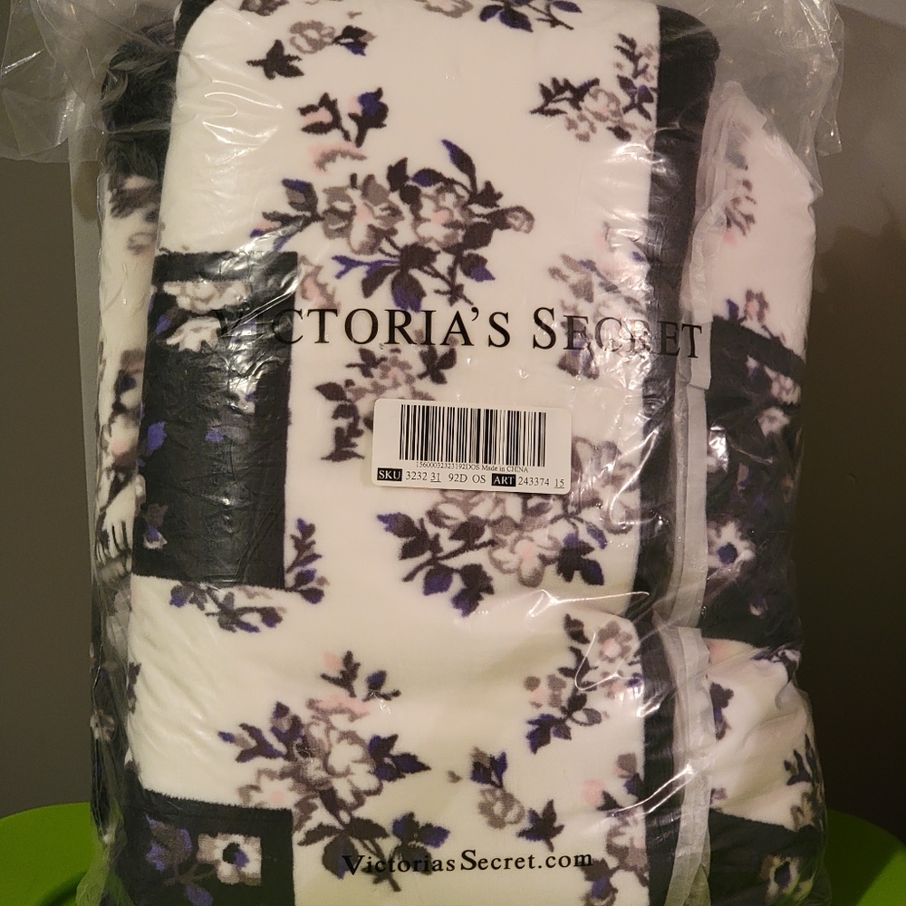 PINK Victoria’s Secret Sherpa Blanket - Picture 3 of 4